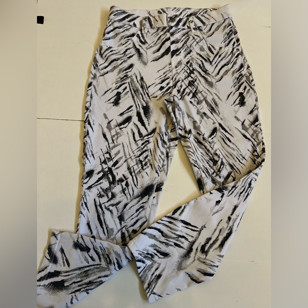 HUE Size S black white gray cropped pants.